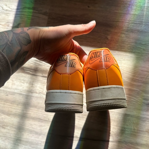 Women’s size 9 orange Air Force ones. Light worn good condition - Picture 5 of 6